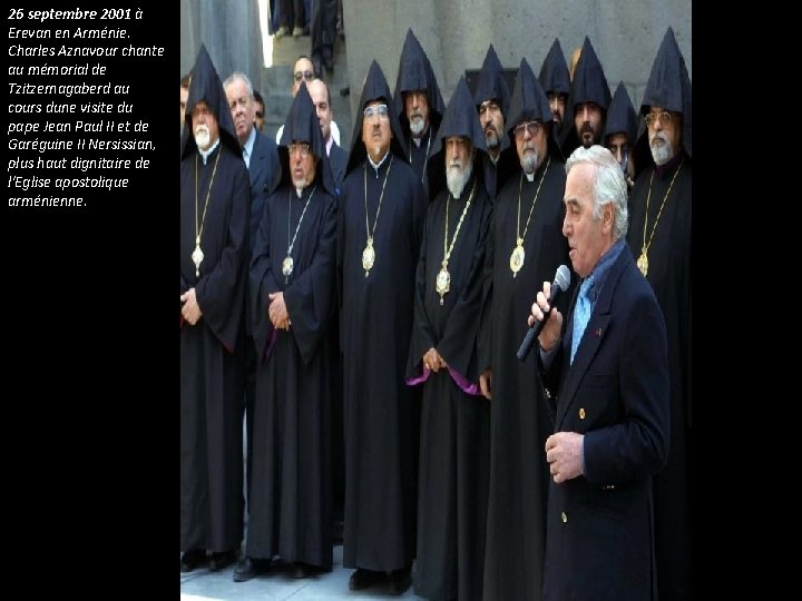 26 septembre 2001 à Erevan en Arménie. Charles Aznavour chante au mémorial de Tzitzernagaberd 26 septembre 2001 à Erevan en Arménie. Charles Aznavour chante au mémorial de Tzitzernagaberd