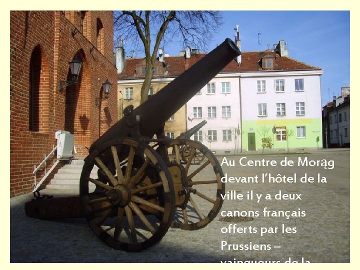 Au Centre de Morąg devant l’hôtel de la ville il y a deux canons