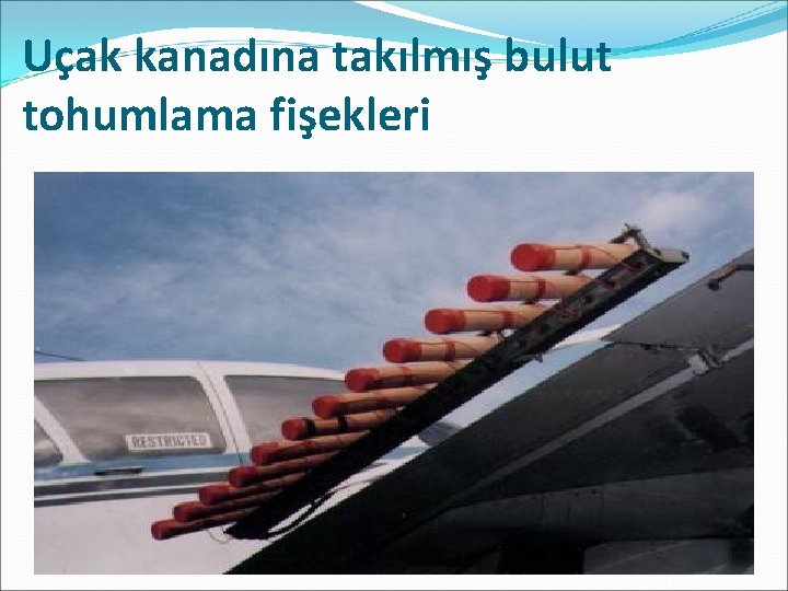 Uçak kanadına takılmış bulut tohumlama fişekleri 