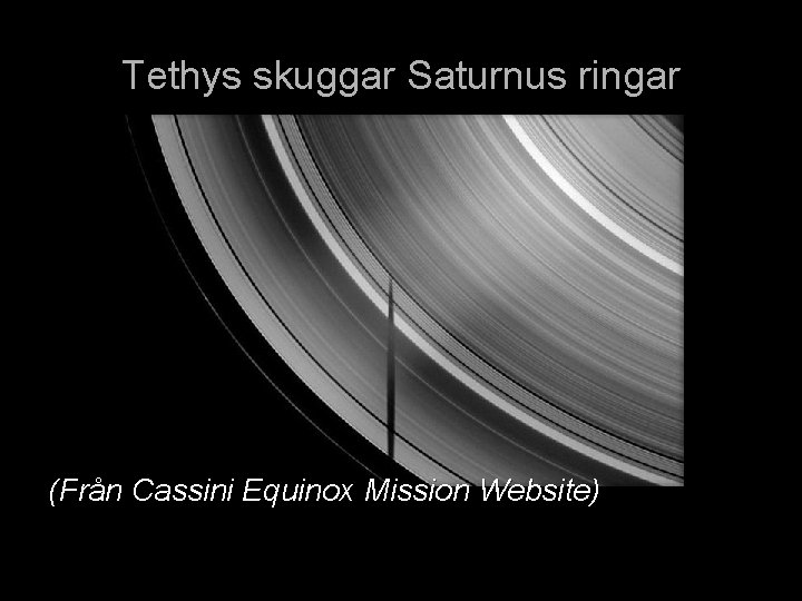 Tethys skuggar Saturnus ringar (Från Cassini Equinox Mission Website) 