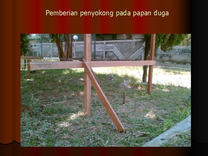 Pemberian penyokong pada papan duga 