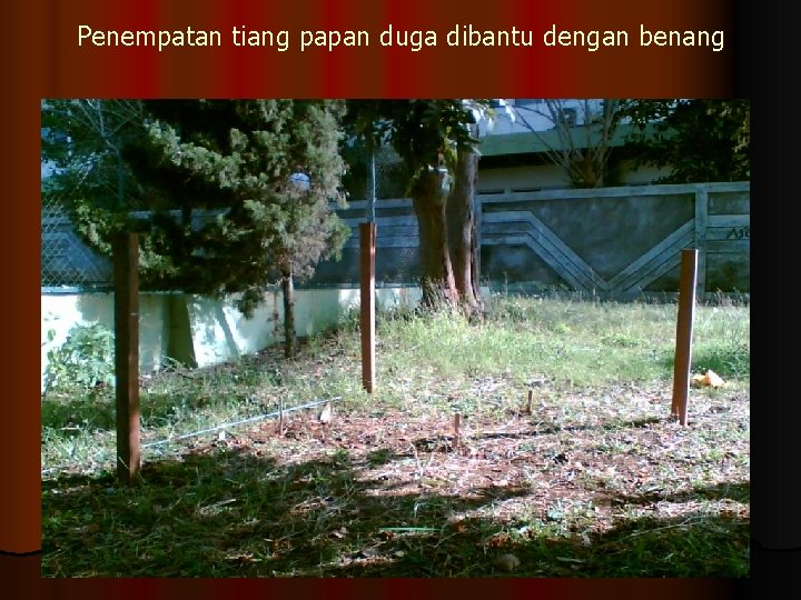 Penempatan tiang papan duga dibantu dengan benang 