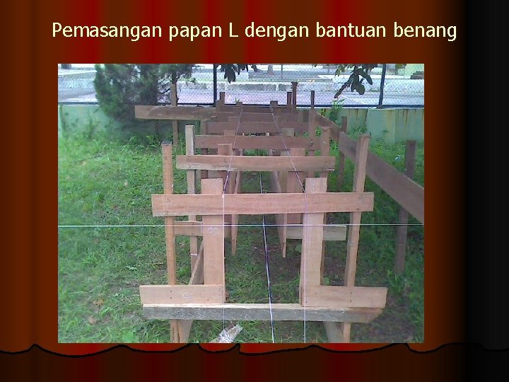 Pemasangan papan L dengan bantuan benang 