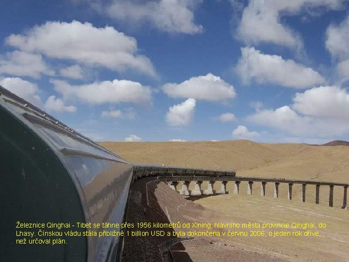 Železnice Qinghai - Tibet se táhne přes 1956 kilometrů od Xining, hlavního města provincie Železnice Qinghai - Tibet se táhne přes 1956 kilometrů od Xining, hlavního města provincie