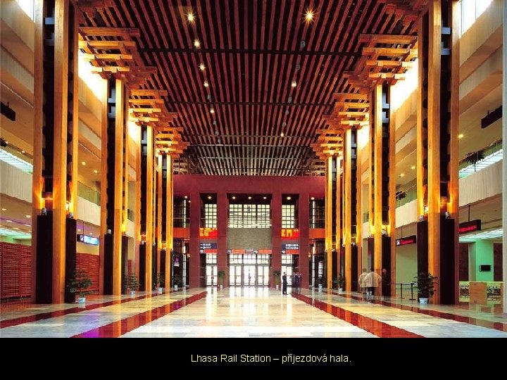Lhasa Rail Station – příjezdová hala. Lhasa Rail Station – příjezdová hala.