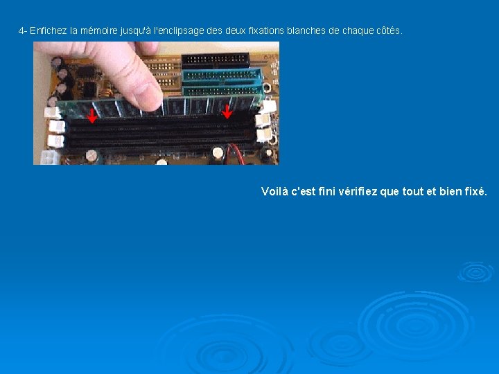 4 - Enfichez la mémoire jusqu'à l'enclipsage des deux fixations blanches de chaque côtés.