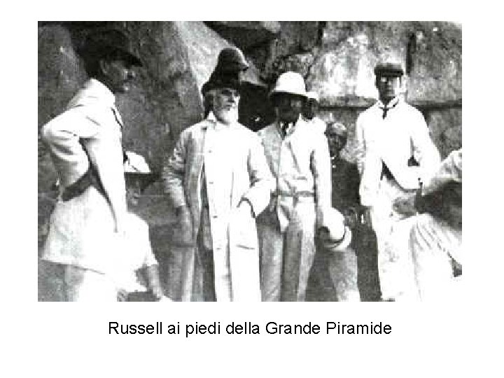 Russell ai piedi della Grande Piramide 