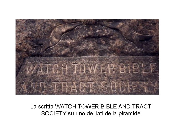 La scritta WATCH TOWER BIBLE AND TRACT SOCIETY su uno dei lati della piramide