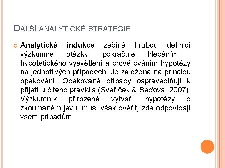 DALŠÍ ANALYTICKÉ STRATEGIE Analytická indukce začíná hrubou definicí výzkumné otázky, pokračuje hledáním hypotetického vysvětlení