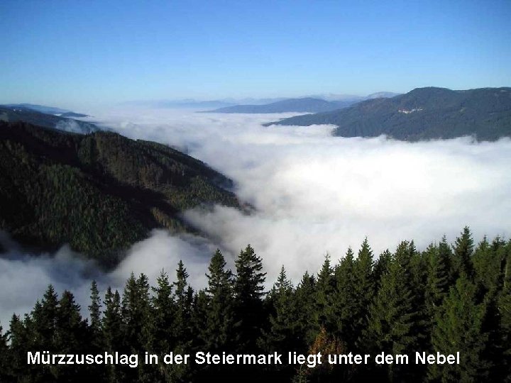 Mürzzuschlag in der Steiermark liegt unter dem Nebel 