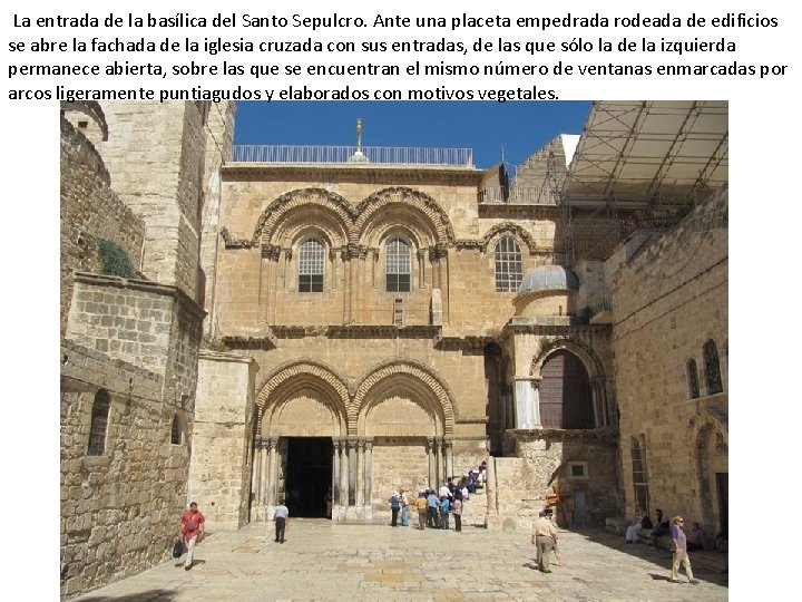  La entrada de la basílica del Santo Sepulcro. Ante una placeta empedrada rodeada