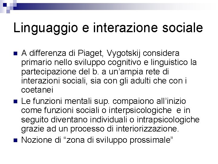 Linguaggio e interazione sociale n n n A differenza di Piaget, Vygotskij considera primario