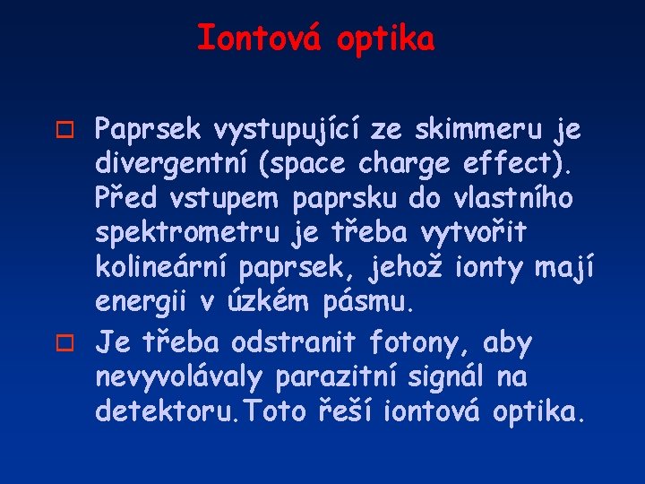 Iontová optika Paprsek vystupující ze skimmeru je divergentní (space charge effect). Před vstupem paprsku