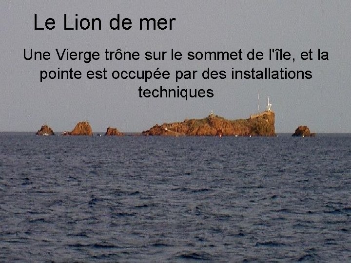 Le Lion de mer Une Vierge trône sur le sommet de l'île, et la