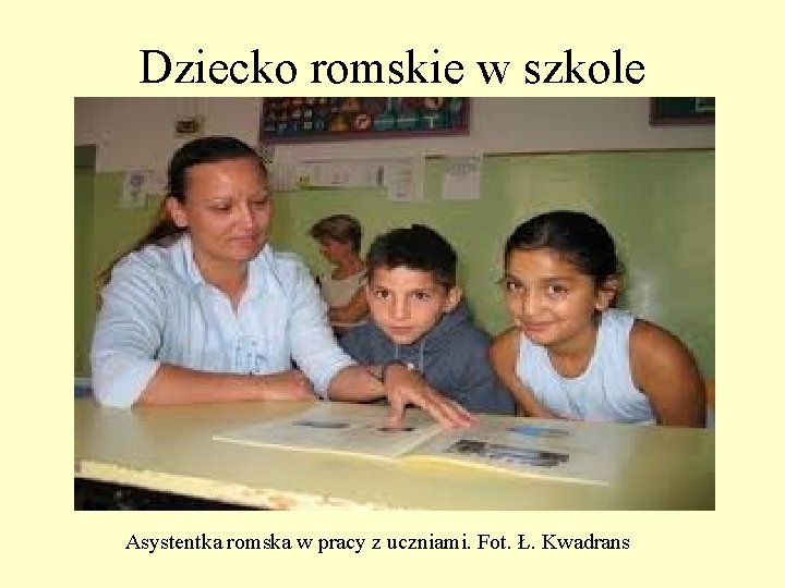 Dziecko romskie w szkole Asystentka romska w pracy z uczniami. Fot. Ł. Kwadrans 