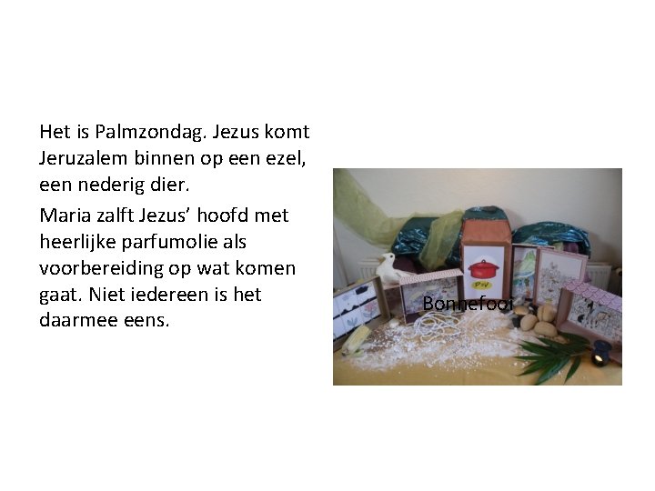 Het is Palmzondag. Jezus komt Jeruzalem binnen op een ezel, een nederig dier. Maria