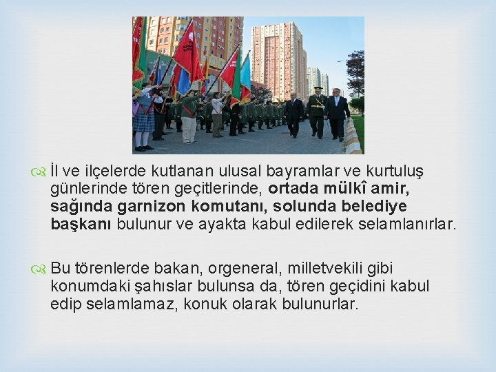  İl ve ilçelerde kutlanan ulusal bayramlar ve kurtuluş günlerinde tören geçitlerinde, ortada mülkî