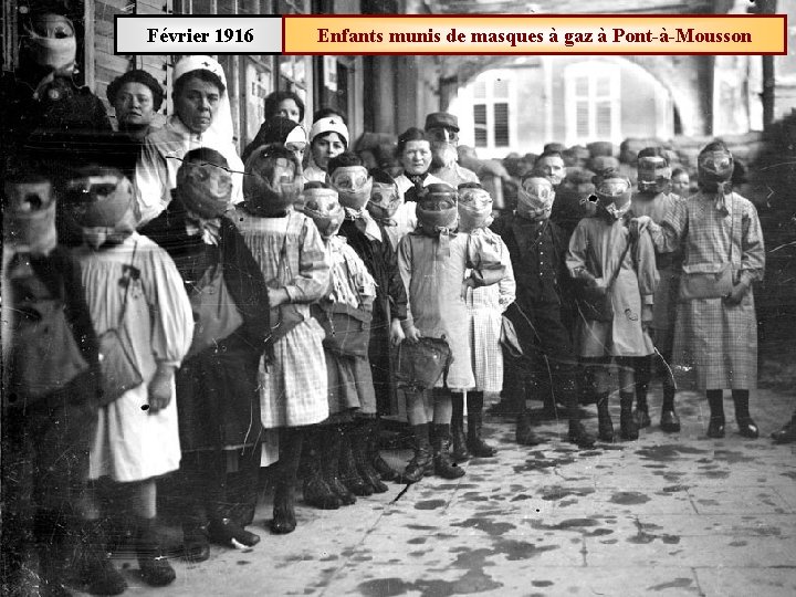 Février 1916 Enfants munis de masques à gaz à Pont-à-Mousson 