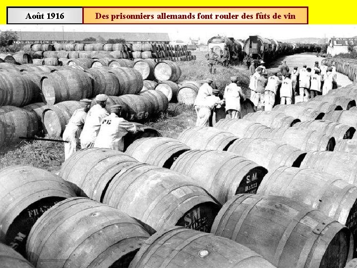 Août 1916 Des prisonniers allemands font rouler des fûts de vin 