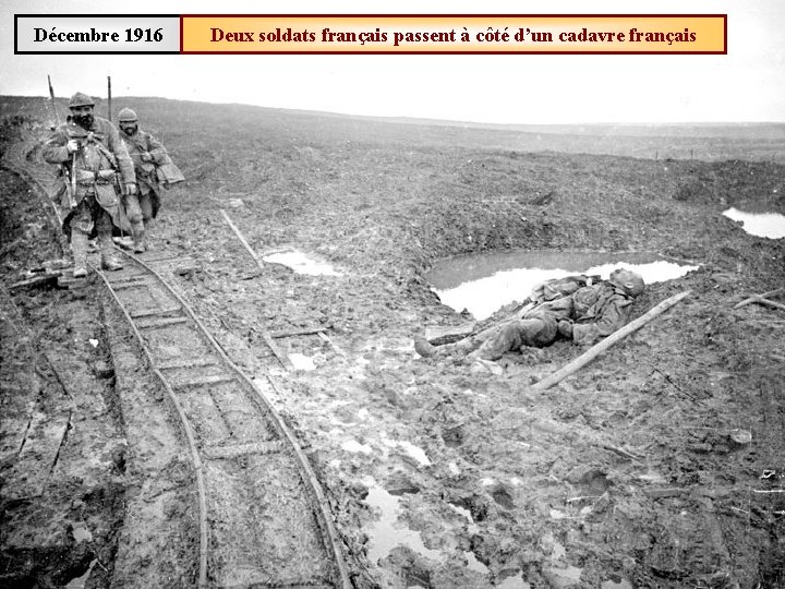 Décembre 1916 Deux soldats français passent à côté d’un cadavre français 