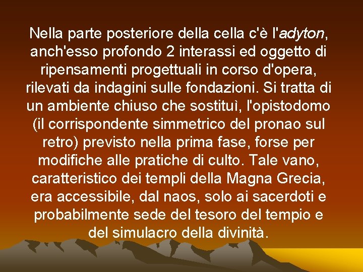 Nella parte posteriore della c'è l'adyton, anch'esso profondo 2 interassi ed oggetto di ripensamenti