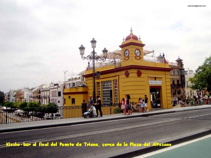 Kiosko-bar al final del Puente de Triana, cerca de la Plaza del Altozano 