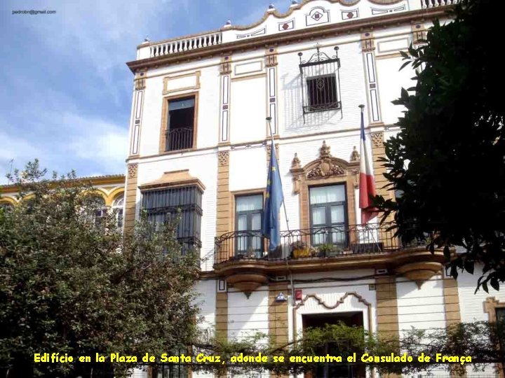 Edifício en la Plaza de Santa Cruz, adonde se encuentra el Consulado de França