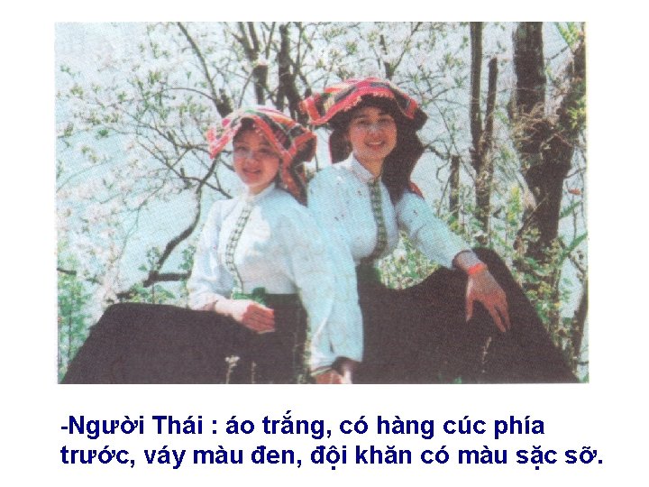 -Người Thái : áo trắng, có hàng cúc phía trước, váy màu đen, đội -Người Thái : áo trắng, có hàng cúc phía trước, váy màu đen, đội