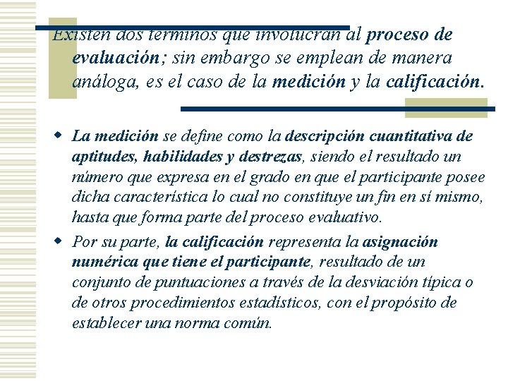 Existen dos términos que involucran al proceso de evaluación; sin embargo se emplean de