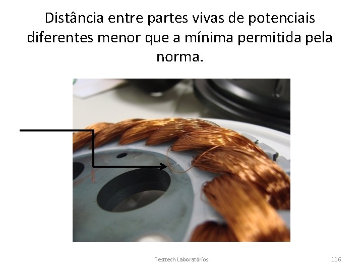 Distância entre partes vivas de potenciais diferentes menor que a mínima permitida pela norma.