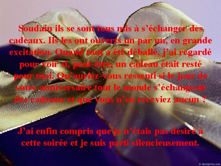 Soudain ils se sont tous mis à s’échanger des cadeaux. Ils les ont ouverts Soudain ils se sont tous mis à s’échanger des cadeaux. Ils les ont ouverts