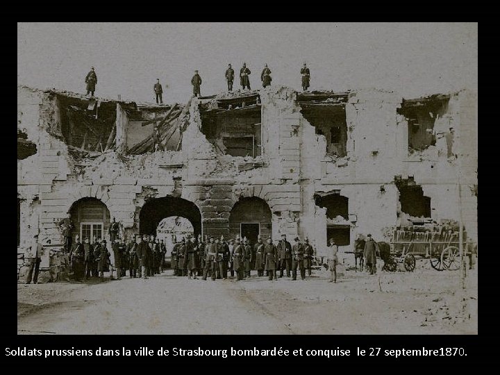 Soldats prussiens dans la ville de Strasbourg bombardée et conquise le 27 septembre 1870.