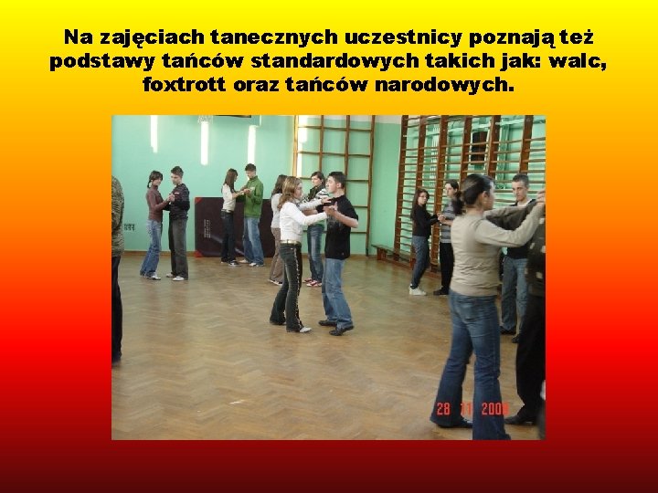 Na zajęciach tanecznych uczestnicy poznają też podstawy tańców standardowych takich jak: walc, foxtrott oraz