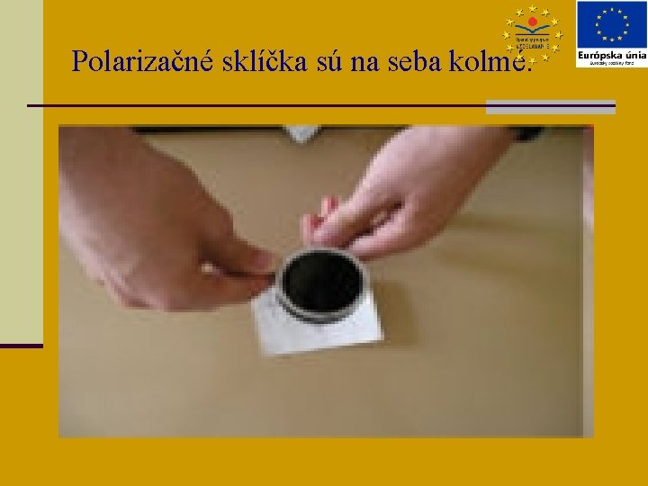 Polarizačné sklíčka sú na seba kolmé. 