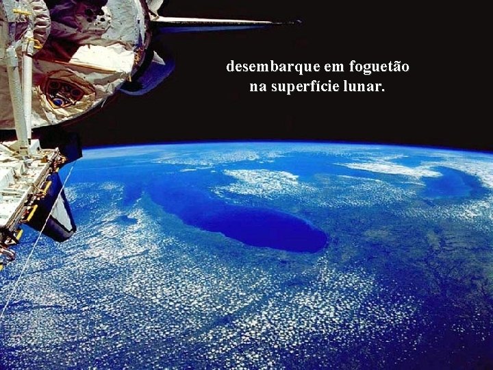 desembarque em foguetão na superfície lunar. 