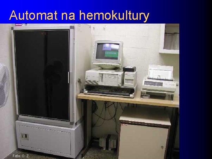 Automat na hemokultury Foto: O. Z. 