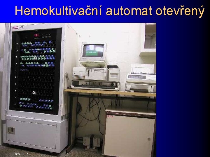 Hemokultivační automat otevřený Foto: O. Z. 