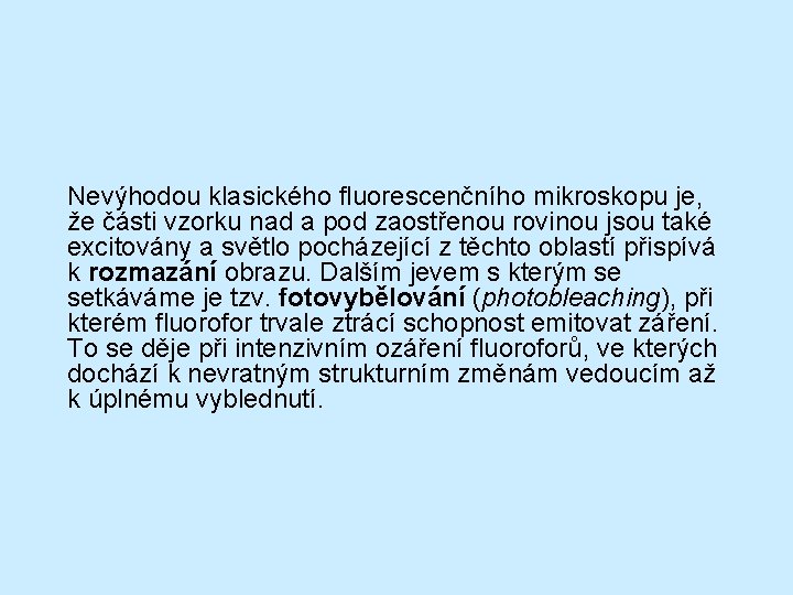 Nevýhodou klasického fluorescenčního mikroskopu je, že části vzorku nad a pod zaostřenou rovinou jsou