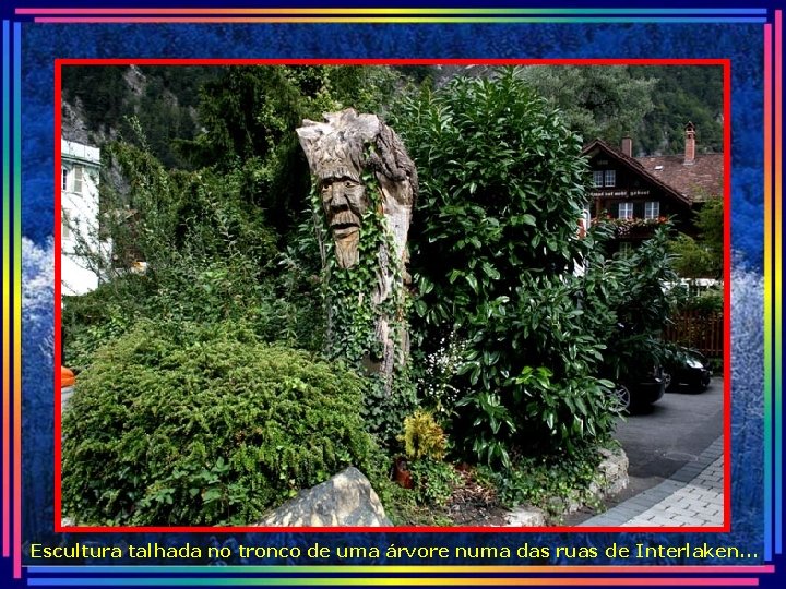 Escultura talhada no tronco de uma árvore numa das ruas de Interlaken. . .