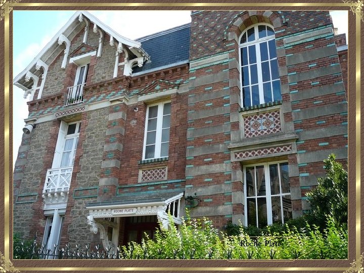 tour d’escalier en briques rouges et noires Polychromie à l’extrême et toiture débordantepoussée à