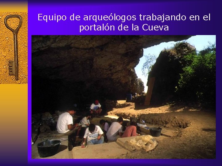 Equipo de arqueólogos trabajando en el portalón de la Cueva 