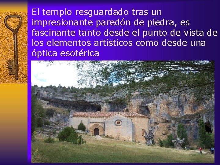 El templo resguardado tras un impresionante paredón de piedra, es fascinante tanto desde el