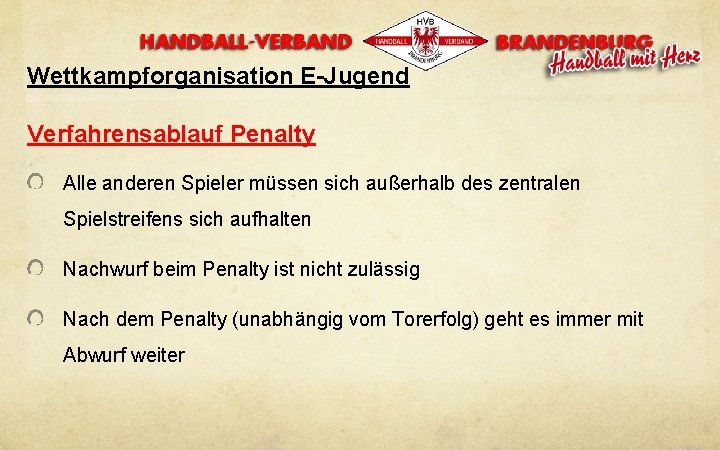 Wettkampforganisation E-Jugend Verfahrensablauf Penalty Alle anderen Spieler müssen sich außerhalb des zentralen Spielstreifens sich