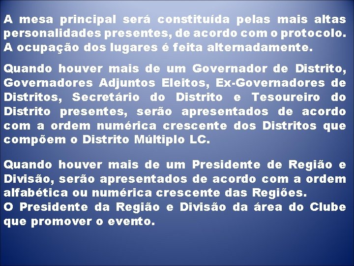 A mesa principal será constituída pelas mais altas personalidades presentes, de acordo com o