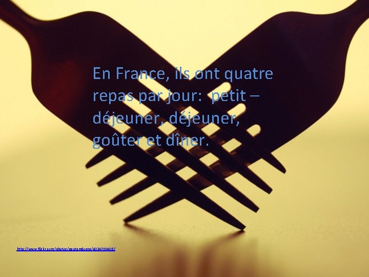 En France, ils ont quatre repas par jour: petit – déjeuner, goûter et dîner.