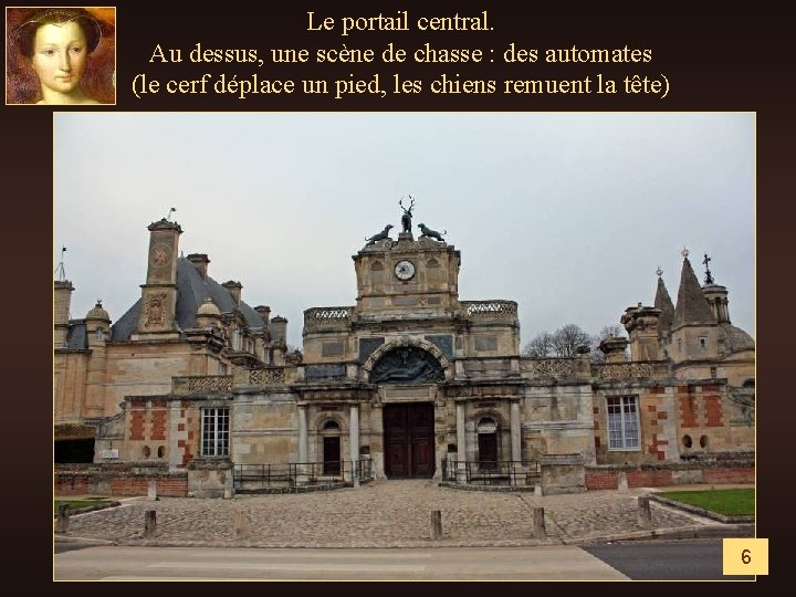 Le portail central. Au dessus, une scène de chasse : des automates (le cerf