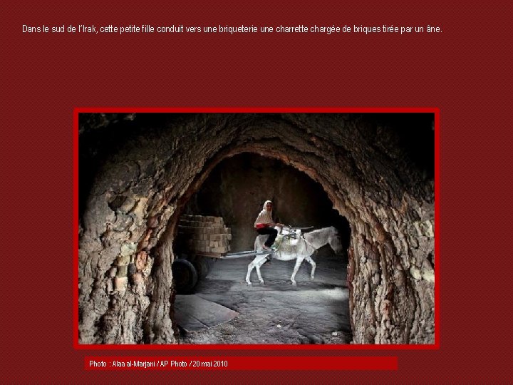 Dans le sud de l’Irak, cette petite fille conduit vers une briqueterie une charrette