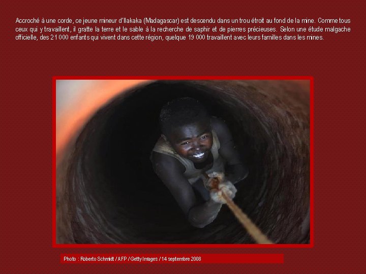 Accroché à une corde, ce jeune mineur d’Ilakaka (Madagascar) est descendu dans un trou