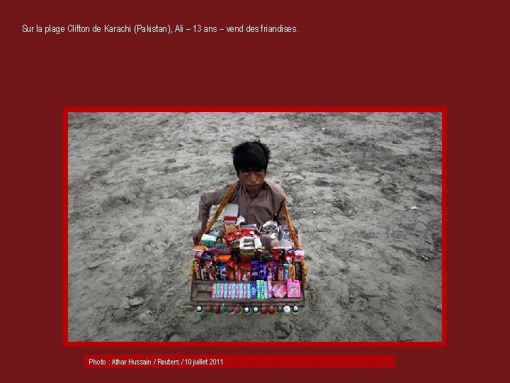 Sur la plage Clifton de Karachi (Pakistan), Ali – 13 ans – vend des