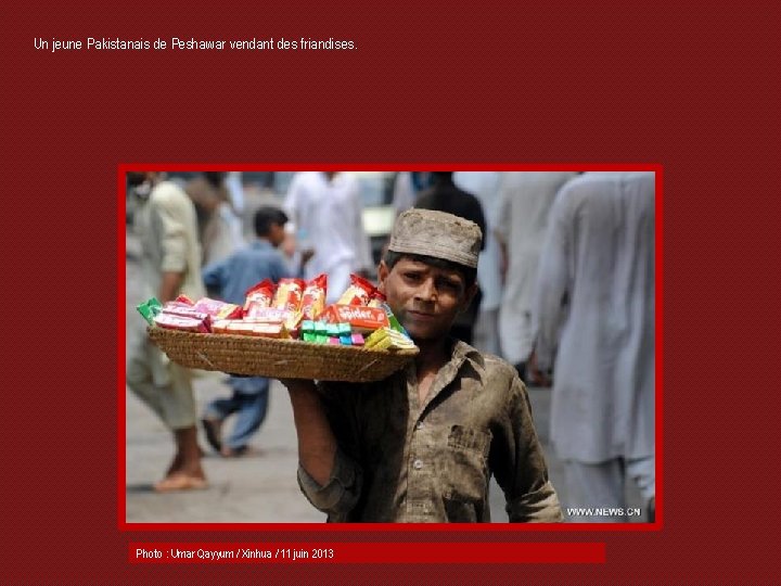 Un jeune Pakistanais de Peshawar vendant des friandises. Photo : Umar Qayyum / Xinhua